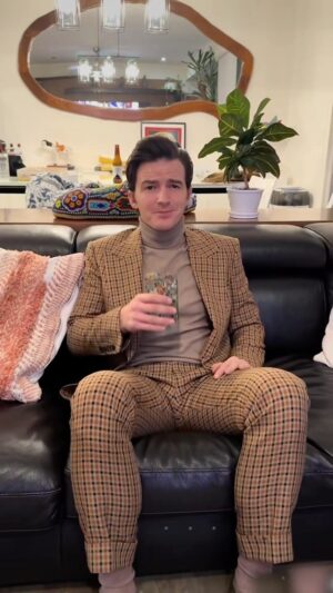 Drake Bell Instagram - Feliz inicio de año!! Saludos desde el #multiverso 🤙
Con actuaciones estelares de:
@sensillocons 
@karolalcendra_ 
@drakebell 
@dosrayos 
@jirafita_oficial