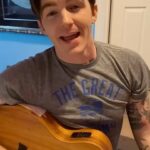 Drake Bell Instagram - Escucha estas 4 canciones mías. #DrakeBell