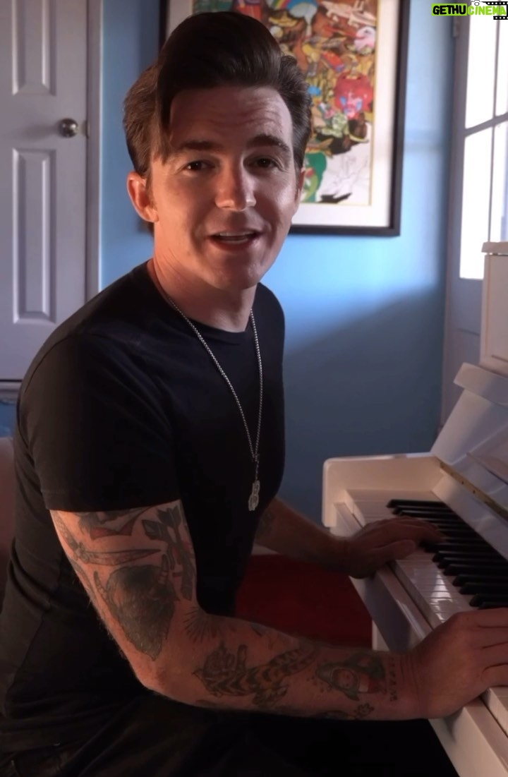 Drake Bell Instagram - Amigos de Queretaro, estoy emocionado de poder regresar a tocar para ustedes, nos vemos el 18 de agosto en el Teatro de la Ciudad