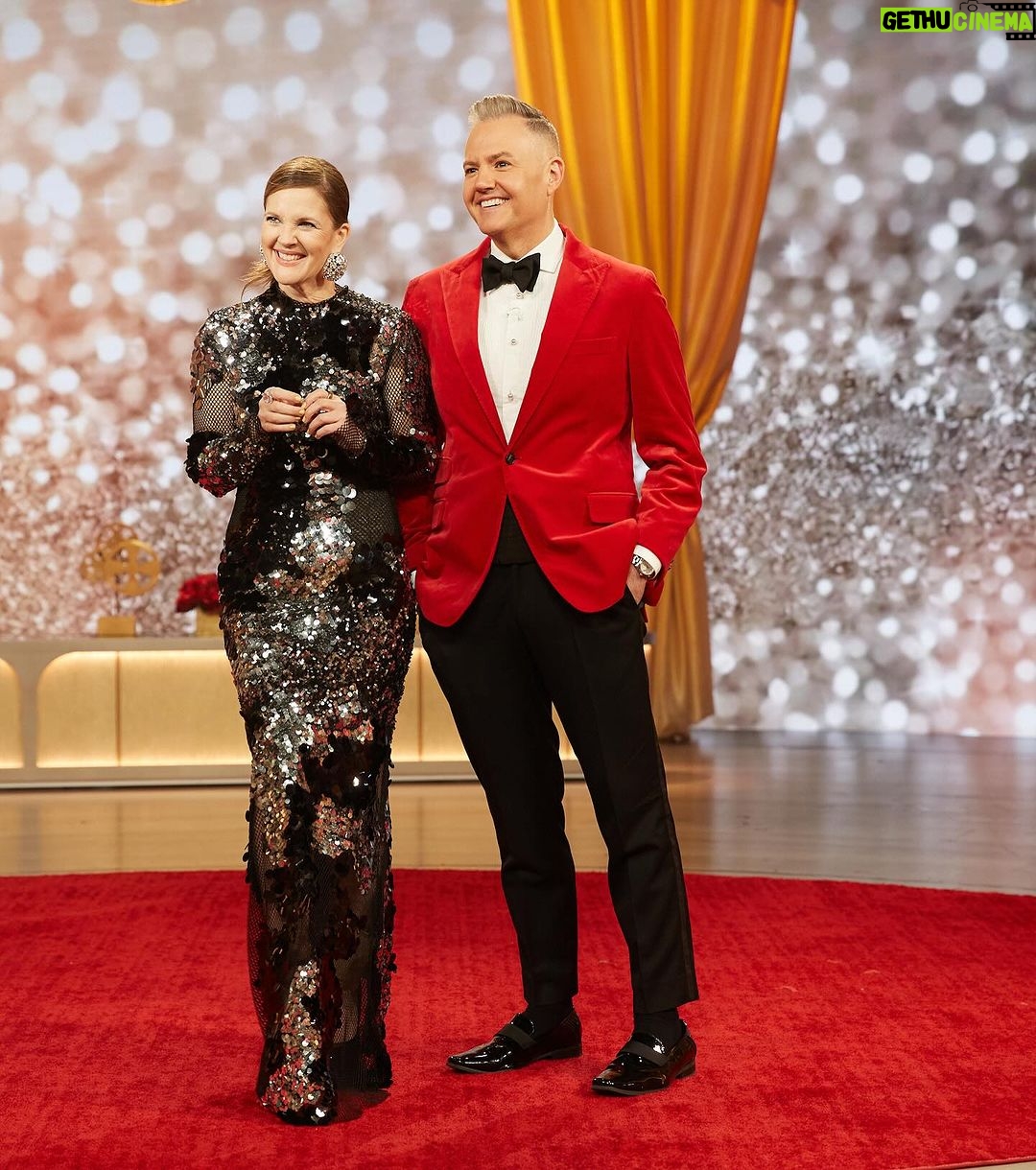 Drew Barrymore Instagram - The #Oscars Extravaganza @thedrewbarrymoreshow✨ Hair by @mrdanielhowellhair Makeup by @llgulino Styled by @_leeharris_ Gown @tomford at @nordstrom Earrings @area at @nordstrom Shoes @maisonvalentino