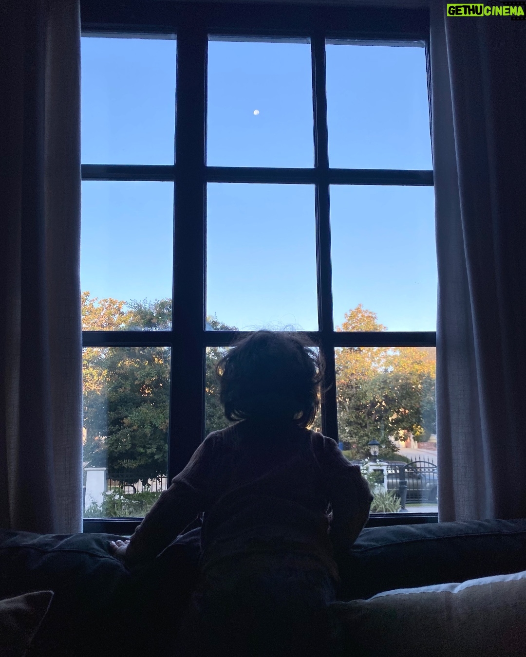 Drew Scott Instagram - Just so you know, that's a ball, not the moon...Parker knows these things 👶🏻❤️