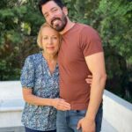 Drew Scott Instagram - Hug...bigger hug! Love you mom ❤️ Happy bday 🎂❤️