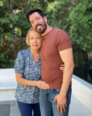 Drew Scott Instagram - Hug...bigger hug! Love you mom ❤️ Happy bday 🎂❤️