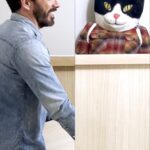 Drew Scott Instagram - Why is it whenever we’re slammed, @jonathanscott just HAS to get weird…🐱