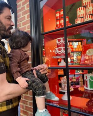 Drew Scott Instagram - We were more excited for Santa than Parker was. 😂🎅 Merry Christmas and happy holidays, everyone!