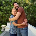 Drew Scott Instagram - Hug...bigger hug! Love you mom ❤️ Happy bday 🎂❤️