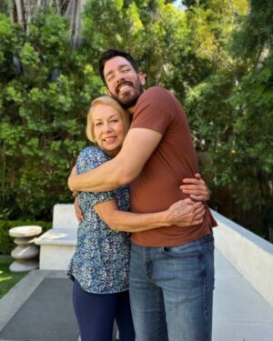 Drew Scott Instagram - Hug...bigger hug! Love you mom ❤️ Happy bday 🎂❤️