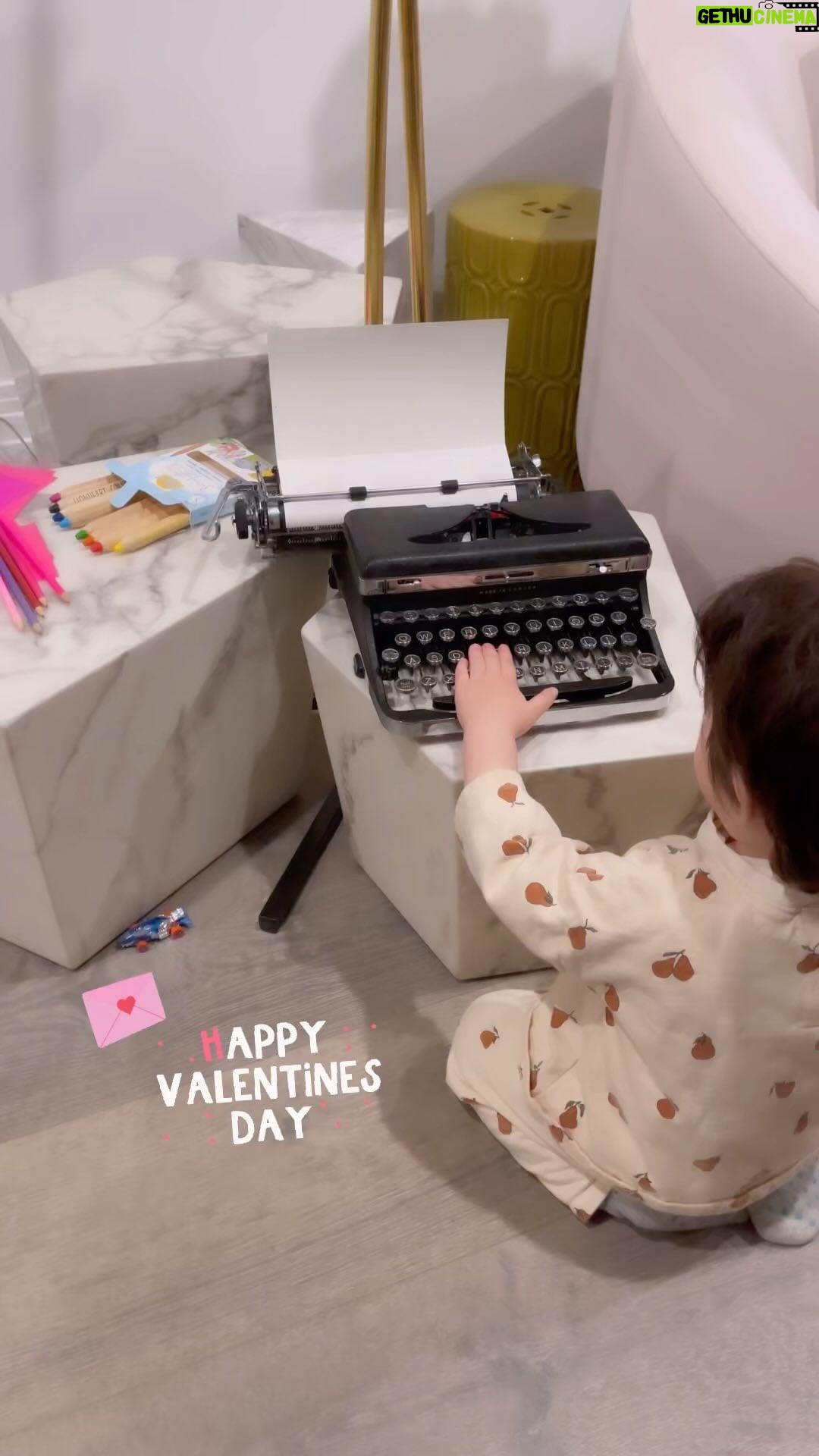 Drew Scott Instagram - I hired a little helper to write Linda‘s Valentines letter 💘