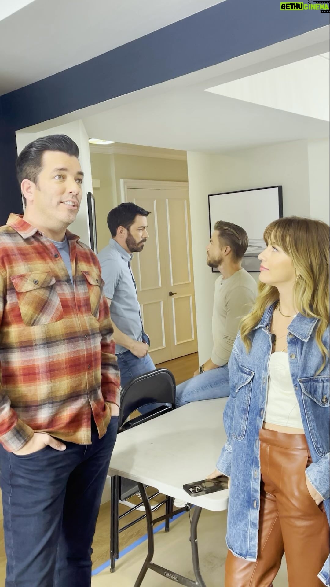 Drew Scott Instagram - Nobody puts Derek and Drew in a corner! #CelebIOU @jonathanscott and @juleshough @hgtv