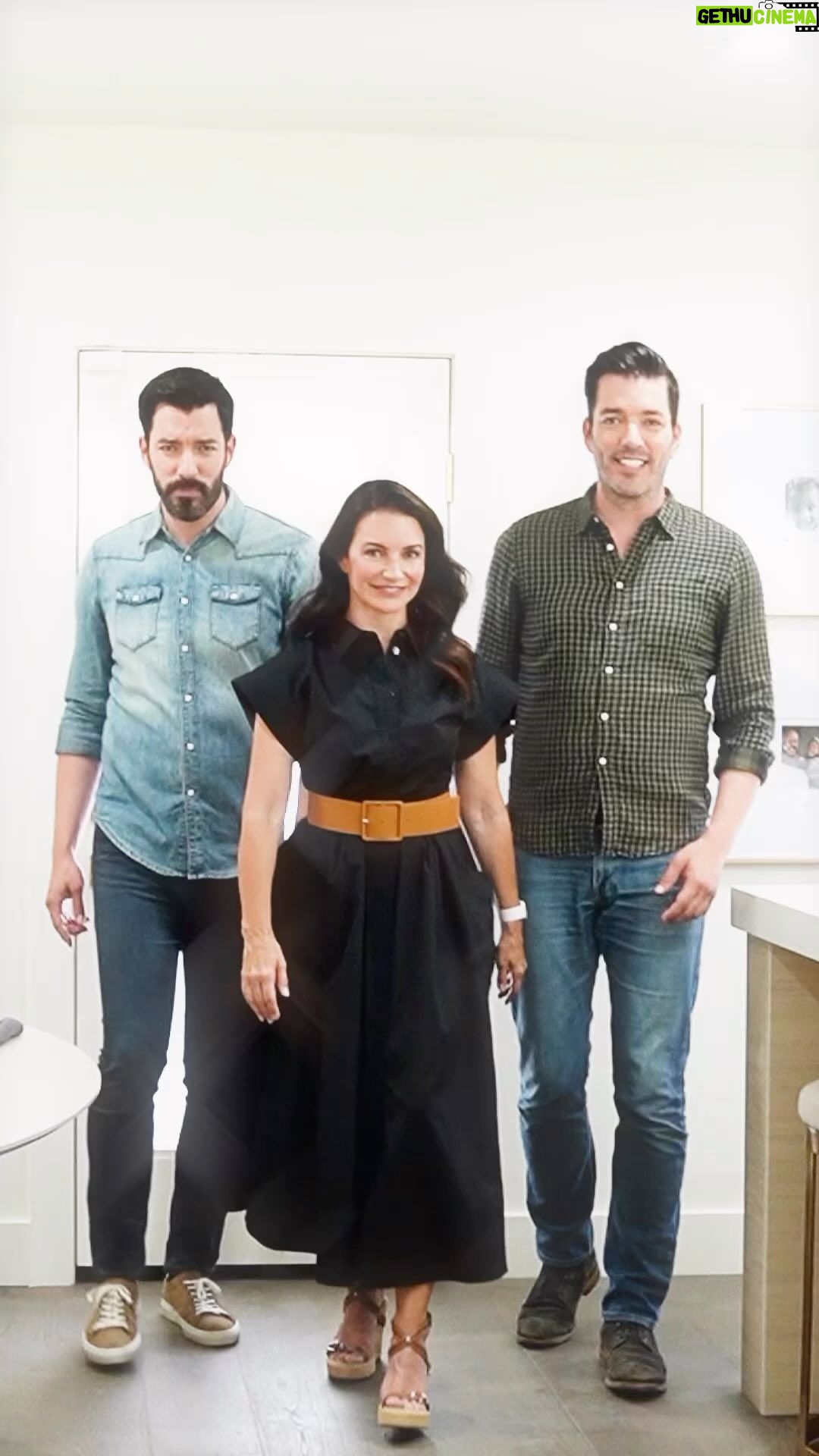 Drew Scott Instagram - Does this make me Carrie or Miranda? #AndJustLikeThat #CelebIOU