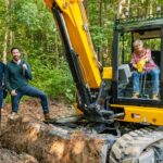 Drew Scott Instagram - @GlennClose is such a badass! Watch her crush it in the excavator tonight on #CelebIOU. 👏