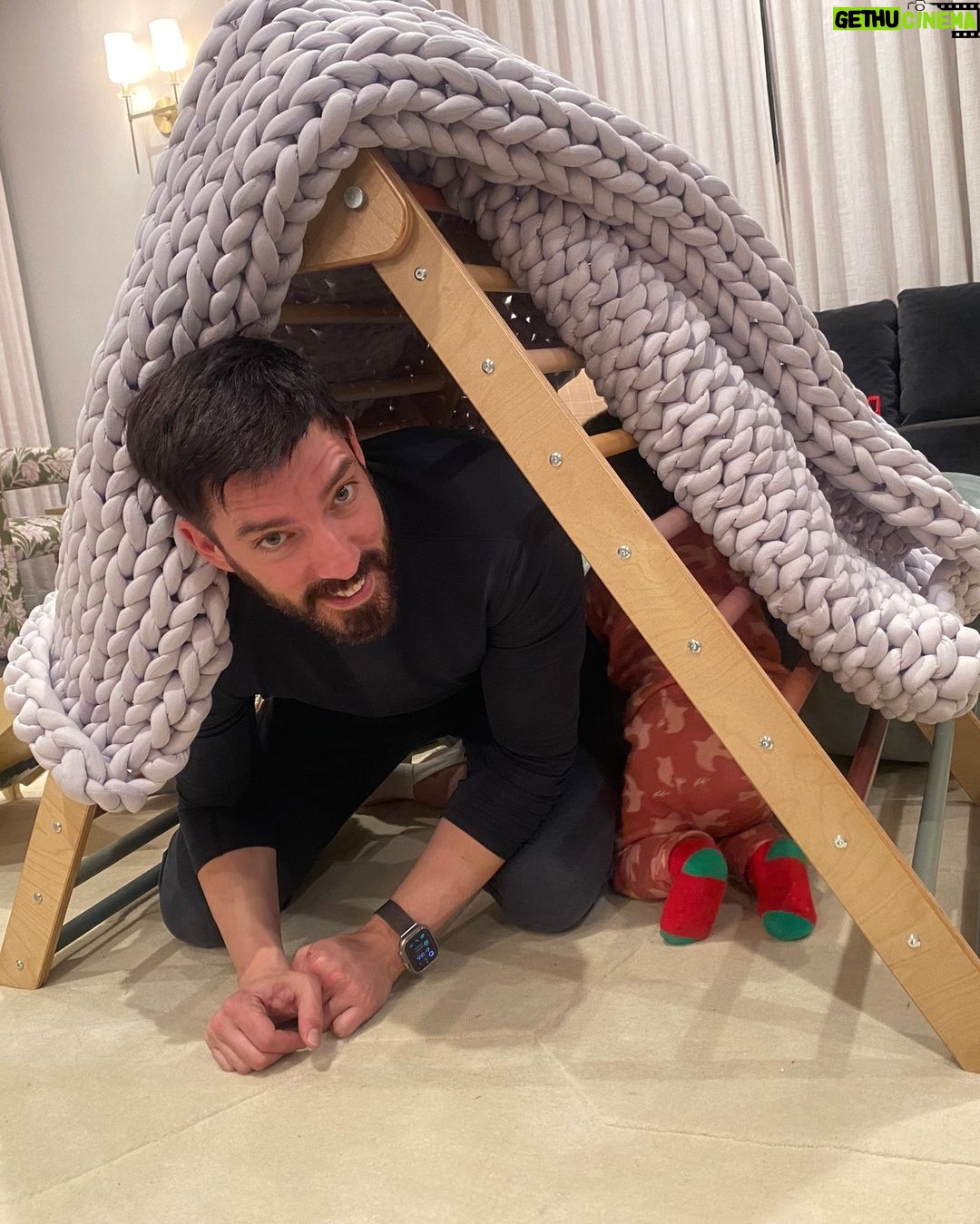 Drew Scott Instagram - A cozy blanket that doubles as a fort? Talk about the perfect #ValentinesDay present! Head to my link in bio for this and the rest of our @drewandjonathan gift guide ❤️