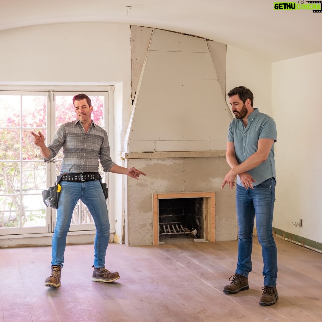 Drew Scott Instagram - There may have been some dancing. And there was a lot of fingers pointing. But I bet you can’t guess the song 🕺