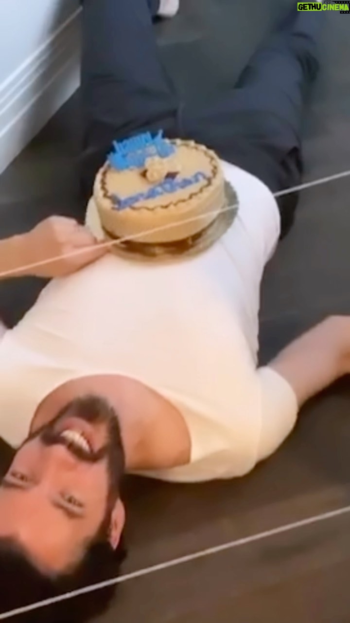 Drew Scott Instagram - Linda makes me work for my cake! 🎂😂