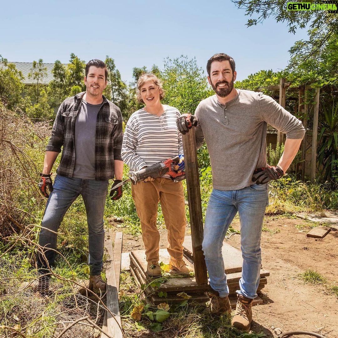 Drew Scott Instagram - From starring as Blossom to becoming a neuroscientist, @missmayim’s big brain matches her big heart. ❤️ Tune in tonight on #CelebIOU to watch her help transform her best friend’s backyard!