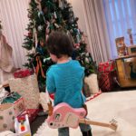 Drew Scott Instagram - Tambourine in hand and guitar on his back. Parker is ready for holiday caroling🤣🎄#christmas