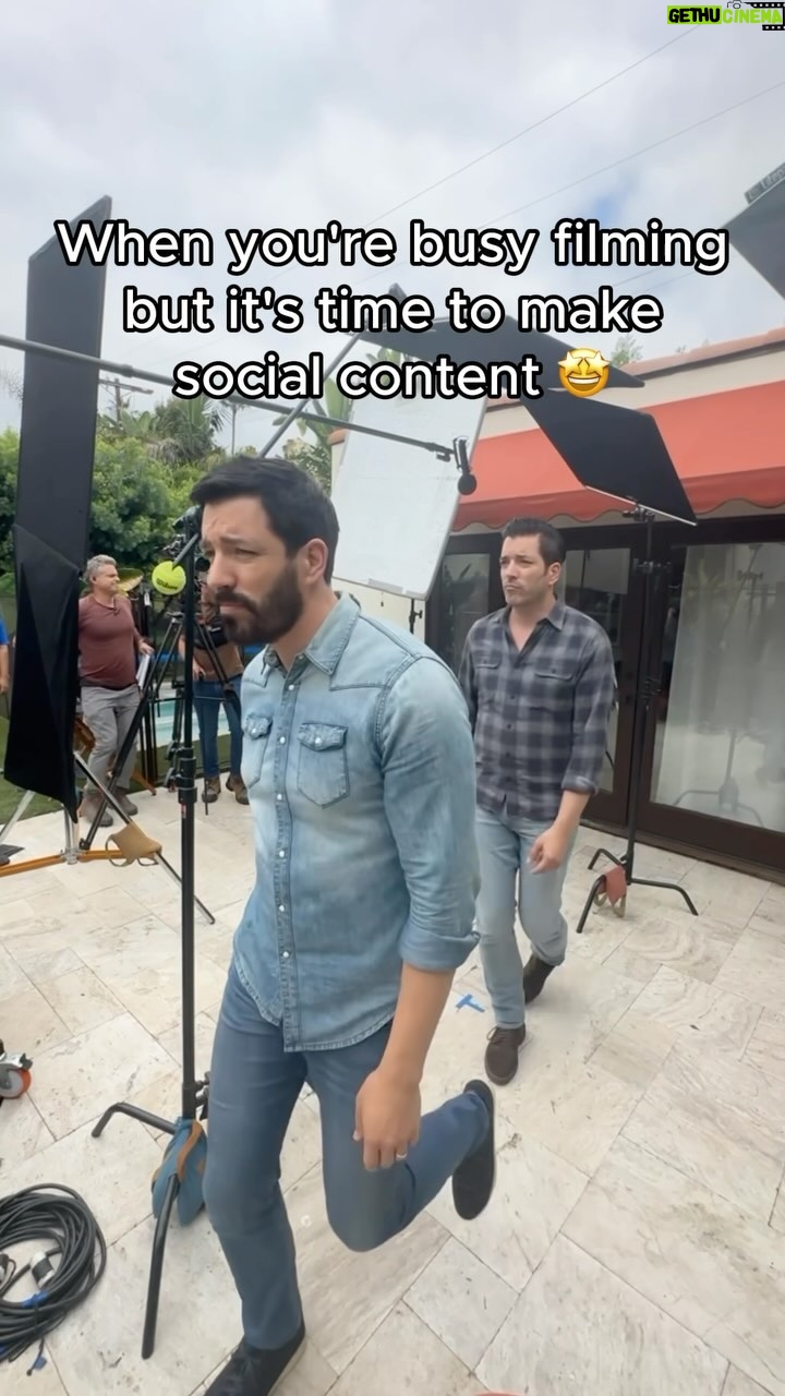 Drew Scott Instagram - Duty calls 🤳 #PropertyBrothers #behindthescenes