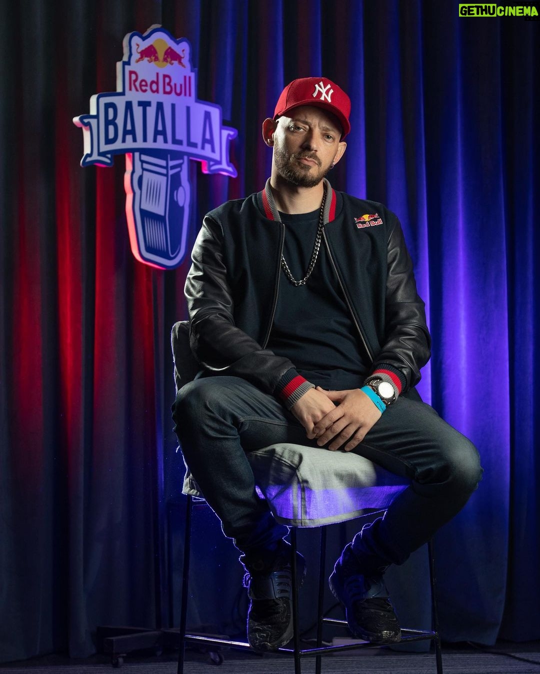 Dtoke Instagram - Ayer cumplí 10 años consecutivos dentro de @redbullbatalla Argentina. Todo comenzó en el 2012. Tuve la fortuna de obtener 2 títulos nacionales de 3 participaciones y representar en 3 internacionales como competidor, obteniendo 1 título en esta instancia y dejando varios momentos importantes en casi todas mis participaciones. También tuve la oportunidad de ser juez en 6 nacionales argentinas, 2 nacionales en Peru, 1 nacional en España, 1 nacional Mexico, 1 nacional Uruguay, y 2 nacionales en chile. Como juez internacional tuve la fortuna de ser parte en 2016 2017 2018 y 2019. Hago este recuento de actividad en estos 10 años para agradecer a @redbullarg & @redbullbatalla por la confianza que depositan en mi año a año. Agradecer el respeto, el cariño, los gritos, los aplausos, los insultos, y los gestos de amor a todos los públicos con los que me tocó compartir en todo este tiempo. A los colegas en batallas o como jueces siempre un placer. Siempre intentando estar a la altura con aciertos y errores. No todos los días se cumple una década dentro de un proyecto tan importante. Gran abrazo a todos ❤️ Gente que no quiero dejar de mencionar @stebban @ezedelaparra Gracias por todas las enseñanzas que me supieron transmitir son personas de las que aprendí muchísimo. Saludos a todos ❤️❤️