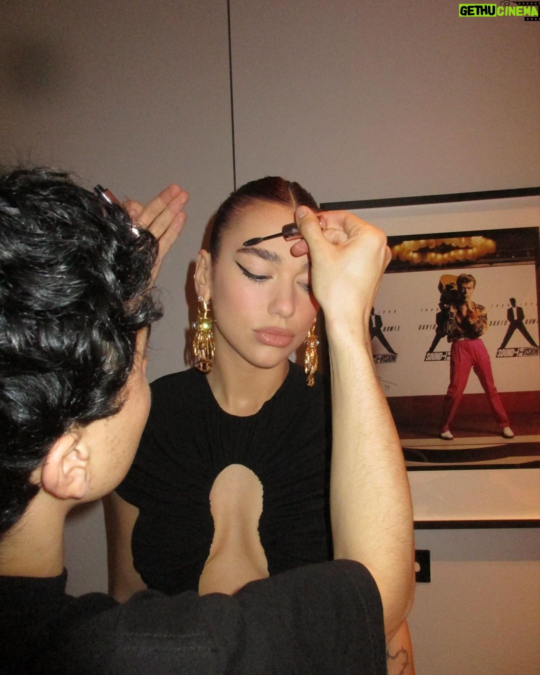 Dua Lipa Instagram - TONIGHT 22:40pm GMT @thegrahamnortonshowofficial on the bloody sofaaaa innit 🍸❤️