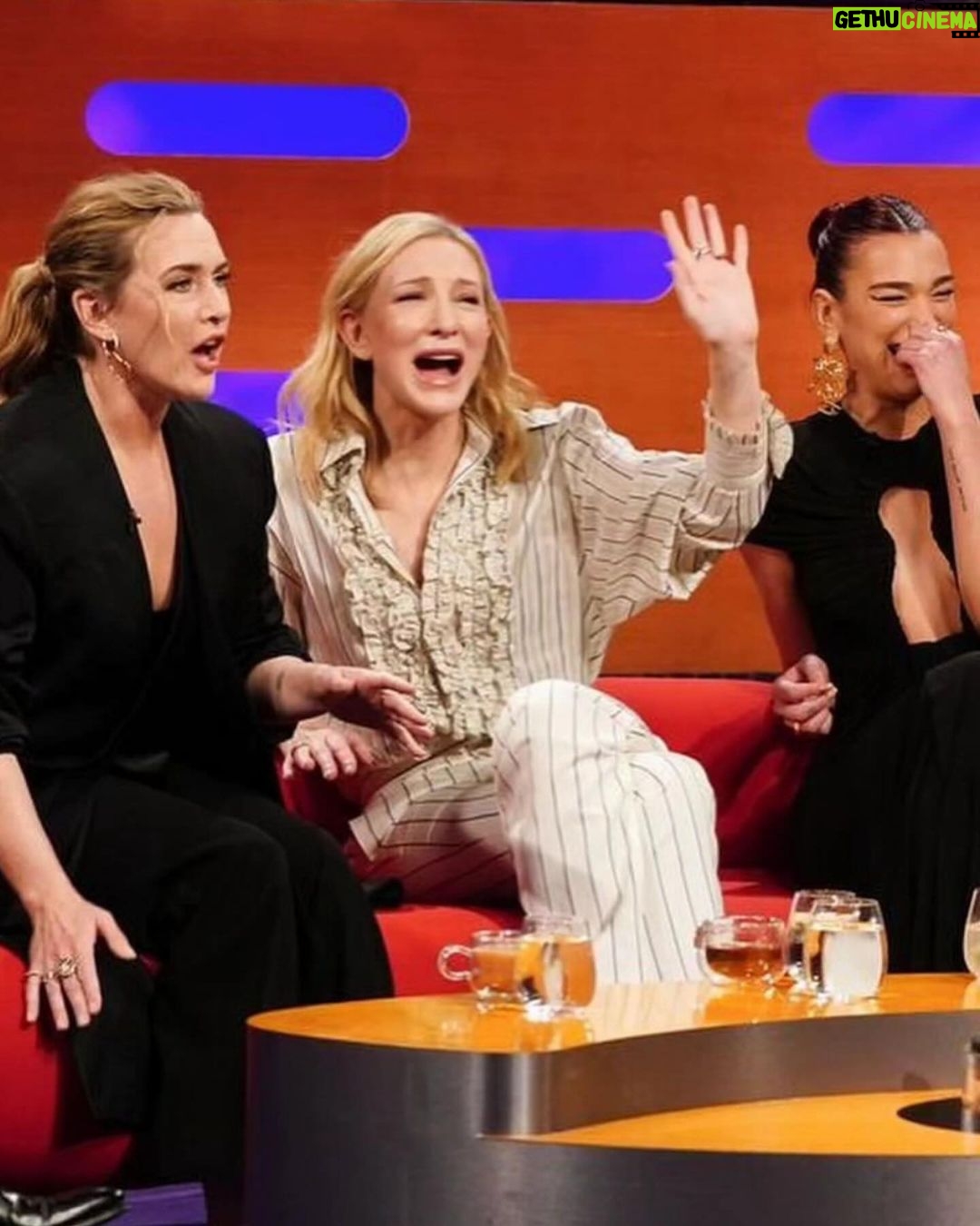 Dua Lipa Instagram - TONIGHT 22:40pm GMT @thegrahamnortonshowofficial on the bloody sofaaaa innit 🍸❤️