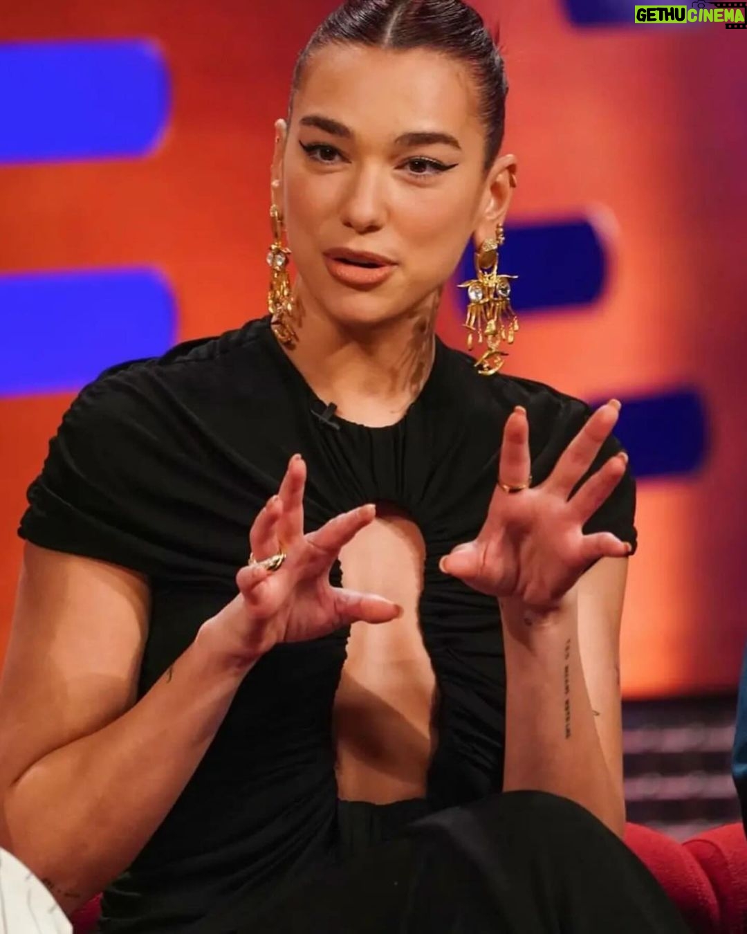 Dua Lipa Instagram - TONIGHT 22:40pm GMT @thegrahamnortonshowofficial on the bloody sofaaaa innit 🍸❤️