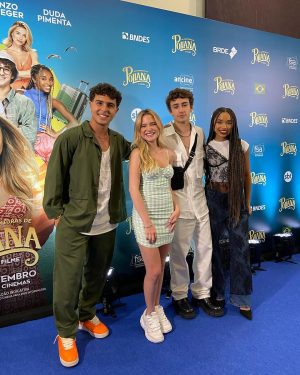 Duda Pimenta Instagram - Gente, tá chegando o dia! 🗣️🗣️🗣️

30 de Novembro estreia “As Aventuras de Poliana - O Filme” nas telonas de todo Brasil e eu tô muito, MUITO feliz! 

Quero agradecer todo mundo que participou de alguma forma desse projeto de levar o sucesso de Poliana para o cinema, o resultado ficou incrível, um filme divertido, emocionante e para toda a família curtir. Elenco, direção, produção, parceiros, técnica, vocês são maravilhosos. 

Obrigada família @sbt e Íris Abravanel por terem visto em mim alguém que pudesse dar vida para a Kessya, essa personagem que mudou a minha história e que vai existir pra sempre no meu coração e no coração do público.

Convido GERAL para ir assistir no cinema, principalmente na primeira semana, bora prestigiar o cinema nacional e também descobrir o que esse quarteto fantástico aprontou. 

Foi feito com muito carinho e tenho certeza que vocês irão amar.

Fotos da pré-estreia em SP ✨

@polianamocaoficial @wbpictures_br @panoramica_filmes @igorjansen @enzokoficial @sophiavalverde @barbarafrancaa @labocchino @pabloxmorais @daltonvighreal @jacksonantunesreal Cláudio Boeckel @hernanvi 

#polianaofilme #asaventurasdepolianaofilme #dudapimenta #igorjansen #sophiavalverde #enzokrieger #sbt #cinema