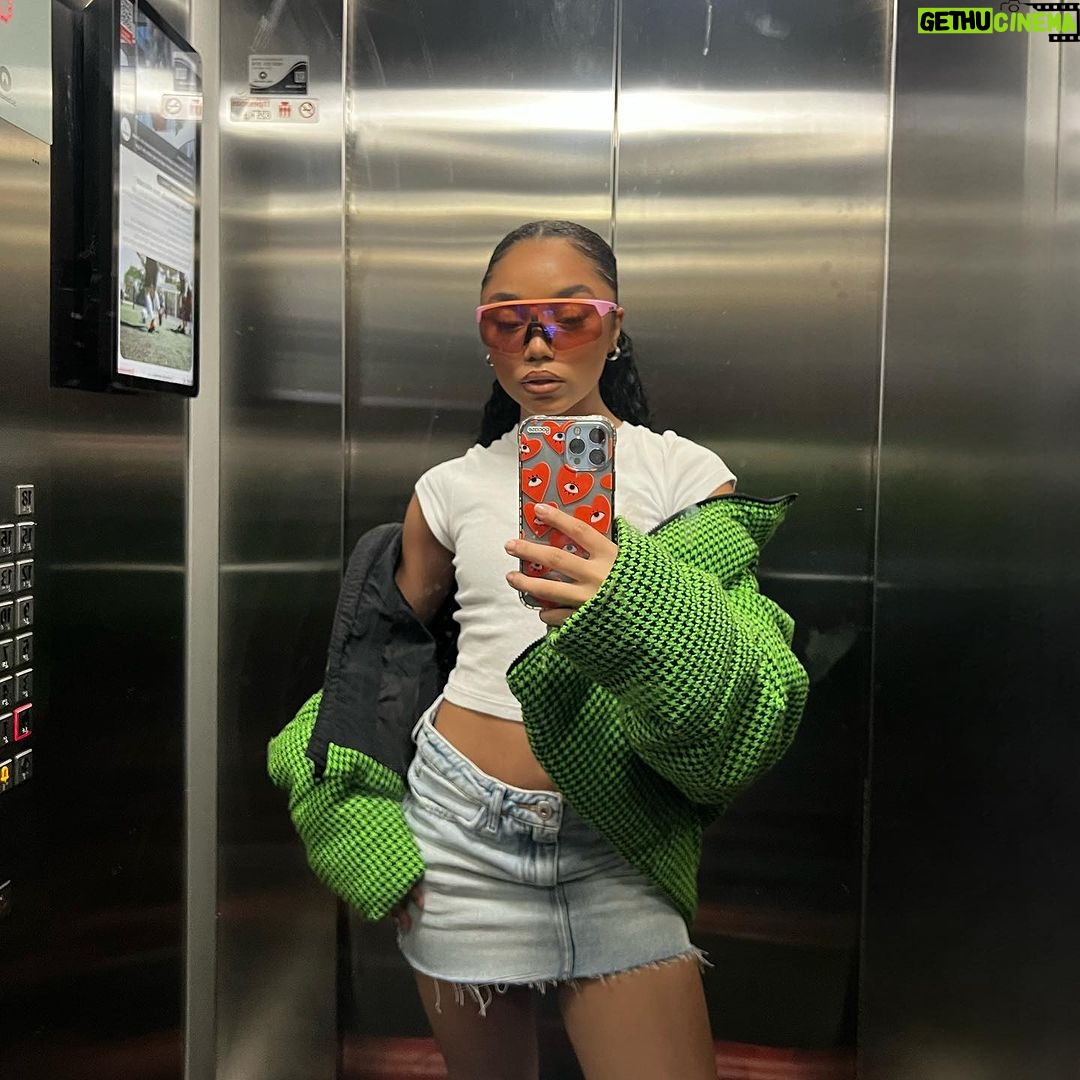 Duda Pimenta Instagram - Pensa numa noite linda gente 🗣️🗣️🗣️ Rolê com os melhores e show de milhões do @leosantana , me joguei e não foi pouco. Quero agradecer a @hellogroup_ pelo convite, foi incrível, rolou até foto com o Léo acho que nunca me senti tão baixinha na vida 😂 Obg tbm @umusicbrasil por essa oportunidade incrível, vcs arrasaram dms.