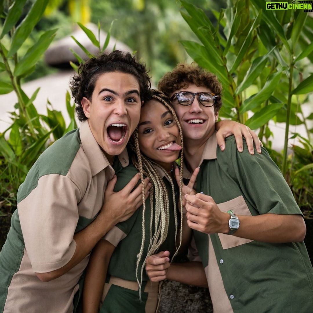 Duda Pimenta Instagram - 🚨 ATENÇÃO 🚨 é hoje gente 🗣️🗣️🗣️ “As Aventuras de Poliana - O Filme” já está em todos os cinemas pelo Brasil tô muito feliz, quero ver geral indo assistir hein, principalmente nessa primeira semana que é muito importante! façam conteúdos (sem spoilers) e marquem a gente, convidem os amigos e a família, compartilhem nas redes sociais! tá lindo, foi feito com muito amor e carinho para vocês 💛 @sophiavalverde @igorjansen @enzokoficial @barbarafrancaa @labocchino @pabloxmorais @daltonvighreal @jacksonantunesreal @sbt @wbpictures_br @panoramica_filmes . . . #asaventurasdepolianaofilme #asaventurasdepoliana #poliana #sbt #dudapimenta #igorjansen #sophiavalverde #enzokrieger #cinemanacional