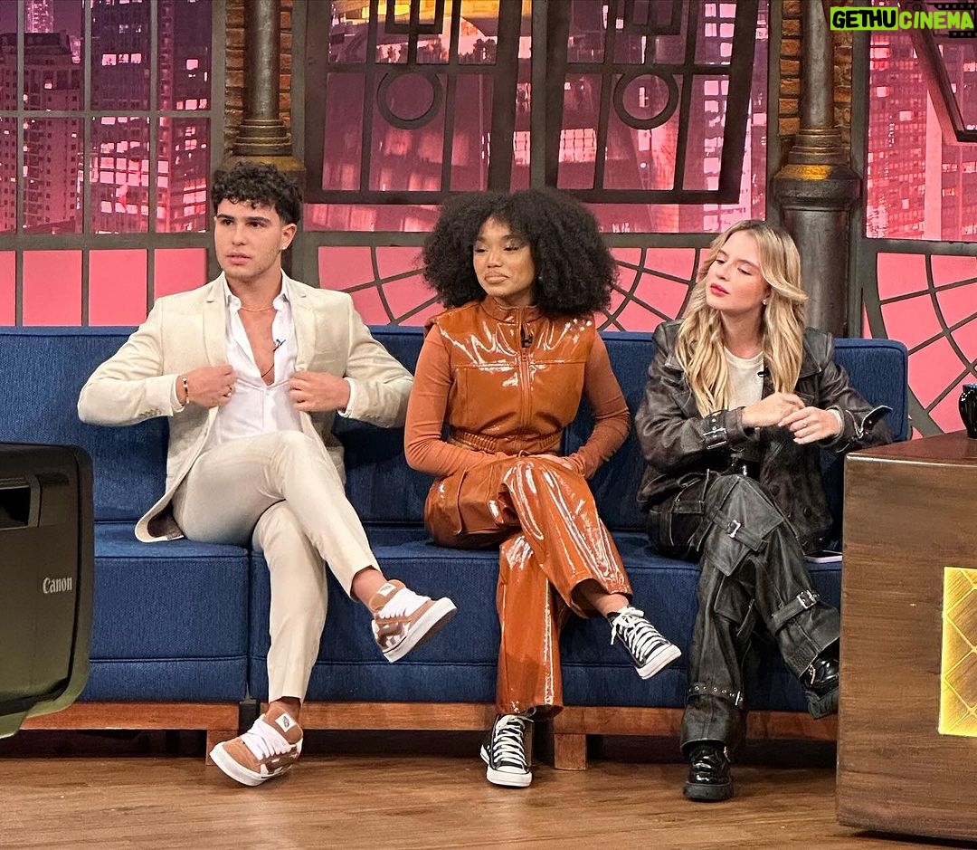Duda Pimenta Instagram - divulgação de milhões e a todo vapor para a grande estreia de “As Aventuras de Poliana - O Filme” que já é AMANHÃ 🗣️🗣️ quero ver geral indo assistir, principalmente nessa primeira semana, e eu garanto uma coisa: vc vai rir, vai se emocionar, vai refletir e vai vibrar muito com a amizade do quarteto Poliana, Kessya, João e Luigi 💛 ontem teve gravação no @sbtthenoite com @danilogentili e Policast com @ana_zimerman e @nicholas_torres ✨ . . . #asaventurasdepoliana #polianamoça #asaventurasdepolianaofilme #cinema #dudapimenta #igorjansen #sophiavalverde #enzokrieger