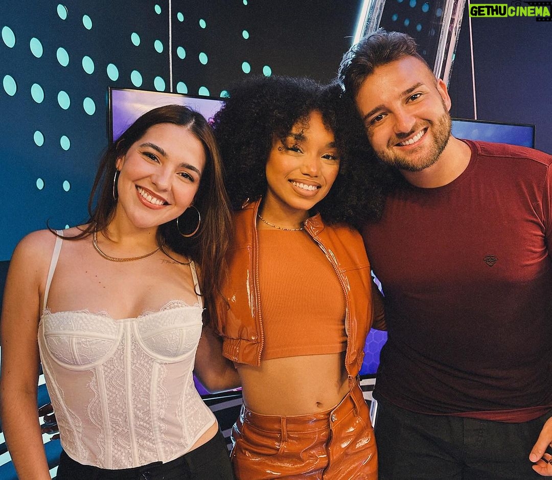 Duda Pimenta Instagram - divulgação de milhões e a todo vapor para a grande estreia de “As Aventuras de Poliana - O Filme” que já é AMANHÃ 🗣️🗣️ quero ver geral indo assistir, principalmente nessa primeira semana, e eu garanto uma coisa: vc vai rir, vai se emocionar, vai refletir e vai vibrar muito com a amizade do quarteto Poliana, Kessya, João e Luigi 💛 ontem teve gravação no @sbtthenoite com @danilogentili e Policast com @ana_zimerman e @nicholas_torres ✨ . . . #asaventurasdepoliana #polianamoça #asaventurasdepolianaofilme #cinema #dudapimenta #igorjansen #sophiavalverde #enzokrieger