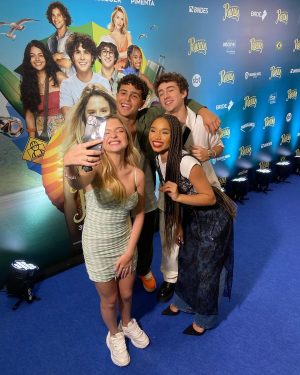 Duda Pimenta Instagram - Gente, tá chegando o dia! 🗣️🗣️🗣️

30 de Novembro estreia “As Aventuras de Poliana - O Filme” nas telonas de todo Brasil e eu tô muito, MUITO feliz! 

Quero agradecer todo mundo que participou de alguma forma desse projeto de levar o sucesso de Poliana para o cinema, o resultado ficou incrível, um filme divertido, emocionante e para toda a família curtir. Elenco, direção, produção, parceiros, técnica, vocês são maravilhosos. 

Obrigada família @sbt e Íris Abravanel por terem visto em mim alguém que pudesse dar vida para a Kessya, essa personagem que mudou a minha história e que vai existir pra sempre no meu coração e no coração do público.

Convido GERAL para ir assistir no cinema, principalmente na primeira semana, bora prestigiar o cinema nacional e também descobrir o que esse quarteto fantástico aprontou. 

Foi feito com muito carinho e tenho certeza que vocês irão amar.

Fotos da pré-estreia em SP ✨

@polianamocaoficial @wbpictures_br @panoramica_filmes @igorjansen @enzokoficial @sophiavalverde @barbarafrancaa @labocchino @pabloxmorais @daltonvighreal @jacksonantunesreal Cláudio Boeckel @hernanvi 

#polianaofilme #asaventurasdepolianaofilme #dudapimenta #igorjansen #sophiavalverde #enzokrieger #sbt #cinema