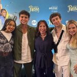 Duda Pimenta Instagram - Gente, tá chegando o dia! 🗣️🗣️🗣️ 30 de Novembro estreia “As Aventuras de Poliana - O Filme” nas telonas de todo Brasil e eu tô muito, MUITO feliz! Quero agradecer todo mundo que participou de alguma forma desse projeto de levar o sucesso de Poliana para o cinema, o resultado ficou incrível, um filme divertido, emocionante e para toda a família curtir. Elenco, direção, produção, parceiros, técnica, vocês são maravilhosos. Obrigada família @sbt e Íris Abravanel por terem visto em mim alguém que pudesse dar vida para a Kessya, essa personagem que mudou a minha história e que vai existir pra sempre no meu coração e no coração do público. Convido GERAL para ir assistir no cinema, principalmente na primeira semana, bora prestigiar o cinema nacional e também descobrir o que esse quarteto fantástico aprontou. Foi feito com muito carinho e tenho certeza que vocês irão amar. Fotos da pré-estreia em SP ✨ @polianamocaoficial @wbpictures_br @panoramica_filmes @igorjansen @enzokoficial @sophiavalverde @barbarafrancaa @labocchino @pabloxmorais @daltonvighreal @jacksonantunesreal Cláudio Boeckel @hernanvi #polianaofilme #asaventurasdepolianaofilme #dudapimenta #igorjansen #sophiavalverde #enzokrieger #sbt #cinema