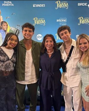 Duda Pimenta Instagram - Gente, tá chegando o dia! 🗣️🗣️🗣️

30 de Novembro estreia “As Aventuras de Poliana - O Filme” nas telonas de todo Brasil e eu tô muito, MUITO feliz! 

Quero agradecer todo mundo que participou de alguma forma desse projeto de levar o sucesso de Poliana para o cinema, o resultado ficou incrível, um filme divertido, emocionante e para toda a família curtir. Elenco, direção, produção, parceiros, técnica, vocês são maravilhosos. 

Obrigada família @sbt e Íris Abravanel por terem visto em mim alguém que pudesse dar vida para a Kessya, essa personagem que mudou a minha história e que vai existir pra sempre no meu coração e no coração do público.

Convido GERAL para ir assistir no cinema, principalmente na primeira semana, bora prestigiar o cinema nacional e também descobrir o que esse quarteto fantástico aprontou. 

Foi feito com muito carinho e tenho certeza que vocês irão amar.

Fotos da pré-estreia em SP ✨

@polianamocaoficial @wbpictures_br @panoramica_filmes @igorjansen @enzokoficial @sophiavalverde @barbarafrancaa @labocchino @pabloxmorais @daltonvighreal @jacksonantunesreal Cláudio Boeckel @hernanvi 

#polianaofilme #asaventurasdepolianaofilme #dudapimenta #igorjansen #sophiavalverde #enzokrieger #sbt #cinema