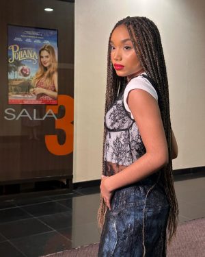 Duda Pimenta Instagram - Gente, tá chegando o dia! 🗣️🗣️🗣️

30 de Novembro estreia “As Aventuras de Poliana - O Filme” nas telonas de todo Brasil e eu tô muito, MUITO feliz! 

Quero agradecer todo mundo que participou de alguma forma desse projeto de levar o sucesso de Poliana para o cinema, o resultado ficou incrível, um filme divertido, emocionante e para toda a família curtir. Elenco, direção, produção, parceiros, técnica, vocês são maravilhosos. 

Obrigada família @sbt e Íris Abravanel por terem visto em mim alguém que pudesse dar vida para a Kessya, essa personagem que mudou a minha história e que vai existir pra sempre no meu coração e no coração do público.

Convido GERAL para ir assistir no cinema, principalmente na primeira semana, bora prestigiar o cinema nacional e também descobrir o que esse quarteto fantástico aprontou. 

Foi feito com muito carinho e tenho certeza que vocês irão amar.

Fotos da pré-estreia em SP ✨

@polianamocaoficial @wbpictures_br @panoramica_filmes @igorjansen @enzokoficial @sophiavalverde @barbarafrancaa @labocchino @pabloxmorais @daltonvighreal @jacksonantunesreal Cláudio Boeckel @hernanvi 

#polianaofilme #asaventurasdepolianaofilme #dudapimenta #igorjansen #sophiavalverde #enzokrieger #sbt #cinema