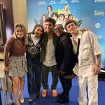 Duda Pimenta Instagram - Gente, tá chegando o dia! 🗣️🗣️🗣️ 30 de Novembro estreia “As Aventuras de Poliana - O Filme” nas telonas de todo Brasil e eu tô muito, MUITO feliz! Quero agradecer todo mundo que participou de alguma forma desse projeto de levar o sucesso de Poliana para o cinema, o resultado ficou incrível, um filme divertido, emocionante e para toda a família curtir. Elenco, direção, produção, parceiros, técnica, vocês são maravilhosos. Obrigada família @sbt e Íris Abravanel por terem visto em mim alguém que pudesse dar vida para a Kessya, essa personagem que mudou a minha história e que vai existir pra sempre no meu coração e no coração do público. Convido GERAL para ir assistir no cinema, principalmente na primeira semana, bora prestigiar o cinema nacional e também descobrir o que esse quarteto fantástico aprontou. Foi feito com muito carinho e tenho certeza que vocês irão amar. Fotos da pré-estreia em SP ✨ @polianamocaoficial @wbpictures_br @panoramica_filmes @igorjansen @enzokoficial @sophiavalverde @barbarafrancaa @labocchino @pabloxmorais @daltonvighreal @jacksonantunesreal Cláudio Boeckel @hernanvi #polianaofilme #asaventurasdepolianaofilme #dudapimenta #igorjansen #sophiavalverde #enzokrieger #sbt #cinema