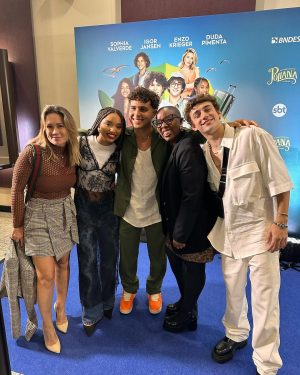 Duda Pimenta Instagram - Gente, tá chegando o dia! 🗣️🗣️🗣️

30 de Novembro estreia “As Aventuras de Poliana - O Filme” nas telonas de todo Brasil e eu tô muito, MUITO feliz! 

Quero agradecer todo mundo que participou de alguma forma desse projeto de levar o sucesso de Poliana para o cinema, o resultado ficou incrível, um filme divertido, emocionante e para toda a família curtir. Elenco, direção, produção, parceiros, técnica, vocês são maravilhosos. 

Obrigada família @sbt e Íris Abravanel por terem visto em mim alguém que pudesse dar vida para a Kessya, essa personagem que mudou a minha história e que vai existir pra sempre no meu coração e no coração do público.

Convido GERAL para ir assistir no cinema, principalmente na primeira semana, bora prestigiar o cinema nacional e também descobrir o que esse quarteto fantástico aprontou. 

Foi feito com muito carinho e tenho certeza que vocês irão amar.

Fotos da pré-estreia em SP ✨

@polianamocaoficial @wbpictures_br @panoramica_filmes @igorjansen @enzokoficial @sophiavalverde @barbarafrancaa @labocchino @pabloxmorais @daltonvighreal @jacksonantunesreal Cláudio Boeckel @hernanvi 

#polianaofilme #asaventurasdepolianaofilme #dudapimenta #igorjansen #sophiavalverde #enzokrieger #sbt #cinema