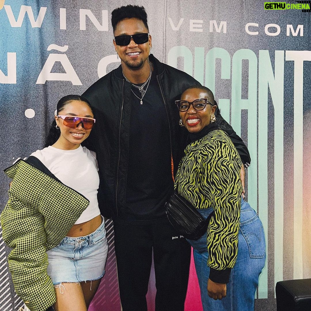 Duda Pimenta Instagram - Pensa numa noite linda gente 🗣️🗣️🗣️ Rolê com os melhores e show de milhões do @leosantana , me joguei e não foi pouco. Quero agradecer a @hellogroup_ pelo convite, foi incrível, rolou até foto com o Léo acho que nunca me senti tão baixinha na vida 😂 Obg tbm @umusicbrasil por essa oportunidade incrível, vcs arrasaram dms.