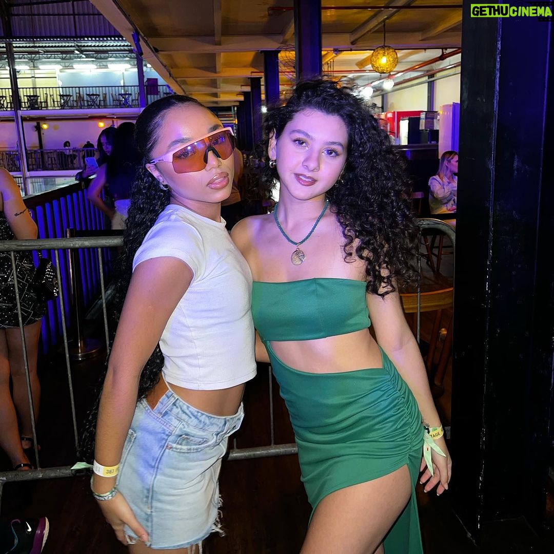 Duda Pimenta Instagram - Pensa numa noite linda gente 🗣️🗣️🗣️ Rolê com os melhores e show de milhões do @leosantana , me joguei e não foi pouco. Quero agradecer a @hellogroup_ pelo convite, foi incrível, rolou até foto com o Léo acho que nunca me senti tão baixinha na vida 😂 Obg tbm @umusicbrasil por essa oportunidade incrível, vcs arrasaram dms.