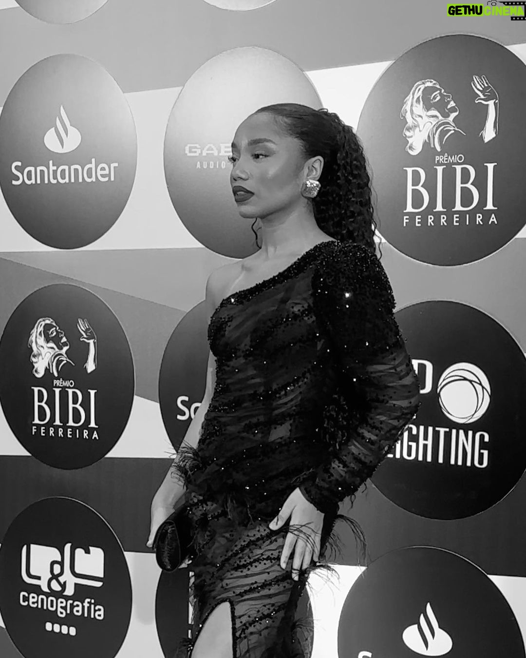 Duda Pimenta Instagram - Que noite linda gente! Ontem fui prestigiar meus colegas no @premiobibiferreira e nossa, que emoção ver tanto talento e tantos trabalhos incríveis sendo reconhecidos nesse evento tão importante para o teatro brasileiro. Um beijo especial para o @eudanilomoura e @maualves.eu que foram um dos ganhadores e me emocionaram horrores, mas quero tbm parabenizar geral que estava concorrendo e todos os outros ganhadores da noite. Teatro é magia, façam teatro, consumam teatro, valorizem o teatro. Um dia estarei aí tbm, axé!