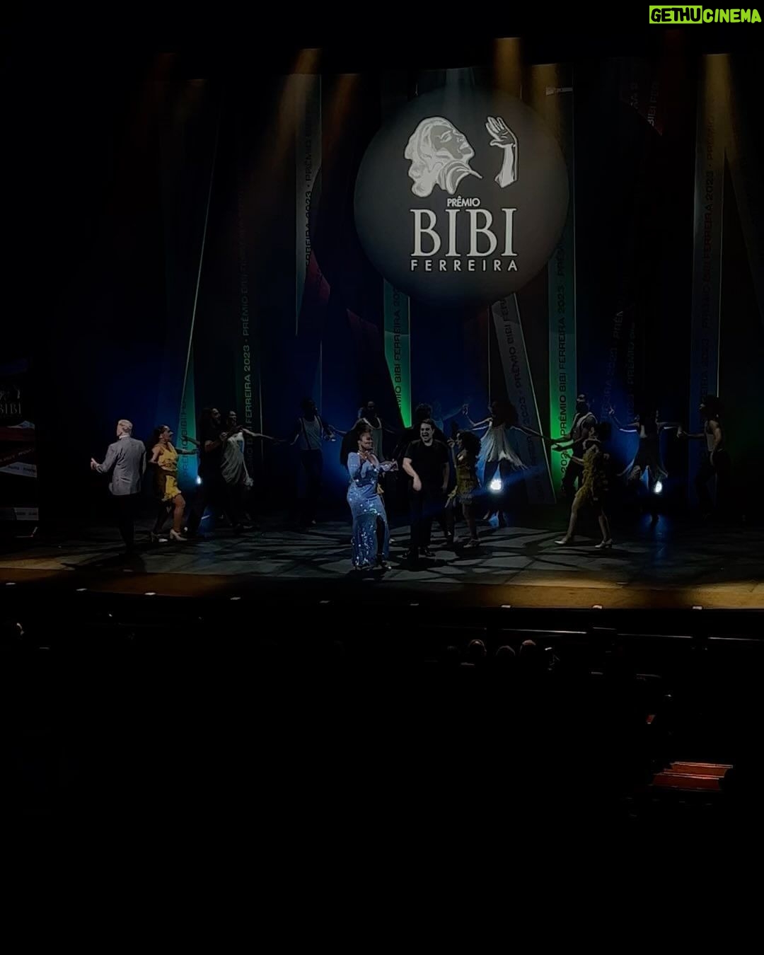 Duda Pimenta Instagram - Que noite linda gente! Ontem fui prestigiar meus colegas no @premiobibiferreira e nossa, que emoção ver tanto talento e tantos trabalhos incríveis sendo reconhecidos nesse evento tão importante para o teatro brasileiro. Um beijo especial para o @eudanilomoura e @maualves.eu que foram um dos ganhadores e me emocionaram horrores, mas quero tbm parabenizar geral que estava concorrendo e todos os outros ganhadores da noite. Teatro é magia, façam teatro, consumam teatro, valorizem o teatro. Um dia estarei aí tbm, axé!