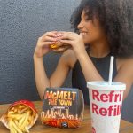 Duda Pimenta Instagram - Começou a pré-venda do novíssimo, do épico, do maravilhoso McMelt The Town e é óbvio que eu já garanti o meu através do App do Méqui, com frete grátis ainda por cima bby! Tá esperando o que? Corre já e garanta o seu também. McMelt The Town, o sanduíche exclusivo do maior festival de música do ano, simplesmente irresistível 🍔🍔🍔 #MéquiNoTheTown #McMeltTheTown @mcdonalds_br #publi