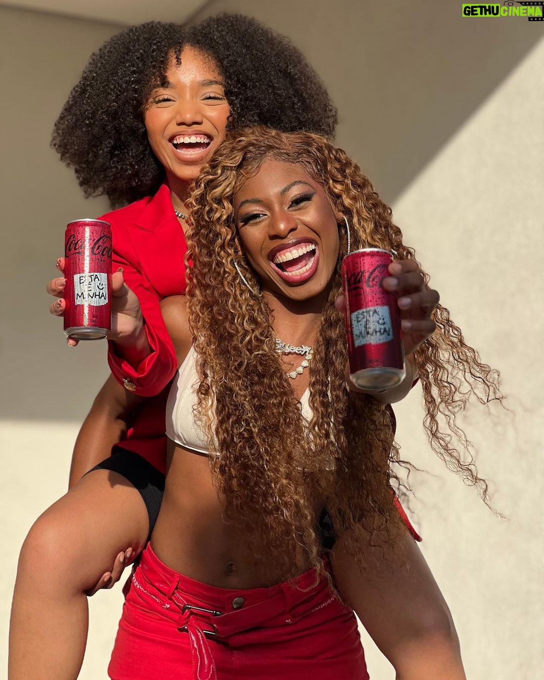 Duda Pimenta Instagram - Acabou o segredo, acabou o mistério! Eu e minha best @mcsoffia descobrimos que temos mais uma coisa em comum nessa amizade de milhões: nós duas somos completamente coca-cola sem açúcar lovers! 🖤🤍❤️ Coca-cola sem açúcar pode ser sua melhor coca-cola de todos os tempos, tá esperando o que para experimentar essa oitava maravilha do mundo hein?! Vem descobrir esse novo sabor com a gente. @cocacola_br | #publicidade #PegaEsseSabor