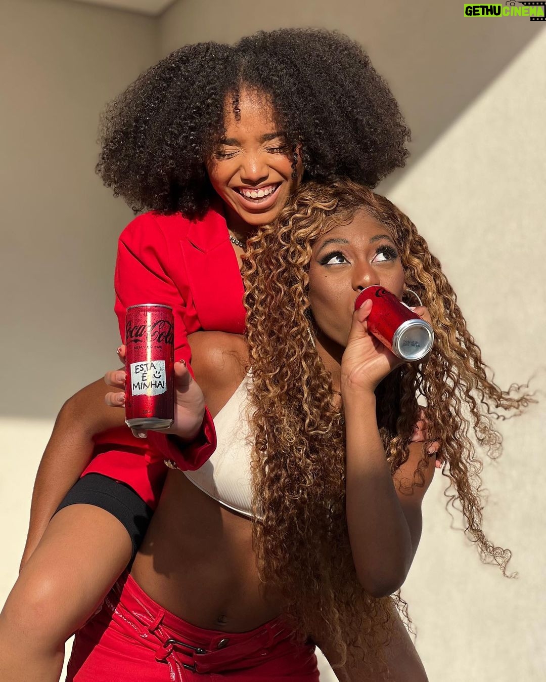 Duda Pimenta Instagram - Acabou o segredo, acabou o mistério! Eu e minha best @mcsoffia descobrimos que temos mais uma coisa em comum nessa amizade de milhões: nós duas somos completamente coca-cola sem açúcar lovers! 🖤🤍❤️ Coca-cola sem açúcar pode ser sua melhor coca-cola de todos os tempos, tá esperando o que para experimentar essa oitava maravilha do mundo hein?! Vem descobrir esse novo sabor com a gente. @cocacola_br | #publicidade #PegaEsseSabor