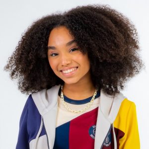 Duda Pimenta Instagram - Hoje chega ao fim mais um capítulo lindo, não apenas da novela, mas tbm de uma trajetória cheia de emoções, cheia de afeto, alegrias e de pessoas completamente empenhadas e apaixonadas por esse projeto chamado Poliana Moça.

Queria começar dizendo que sou muito, muito grata por ter feito parte de algo tão incrível  e que ficará para sempre marcado na história da televisão brasileira, muitíssimo obg @sbt @irisabravanelsbt @ricamantoanelli e todos os outros diretores e profissionais envolvidos por acreditarem no meu trabalho e me entregarem a maravilhosa missão de dar vida para essa personagem tão necessária e querida.

Obrigada Kessya por sido uma companheira tão especial nessa jornada, você foi um presente que ganhei da vida e absolutamente tudo em você é maravilhoso, tenho certeza que você ficaria muito feliz em saber o tanto de meninas que amaram te conhecer e que tiverem na sua imagem e atitude uma inspiração transformadora. Não vejo a hora de te encontrar novamente só mais uma vezinha, afinal logo menos a gente se encontra no @polianaofilmeoficial 

Pra finalizar gostaria de agradecer a todos vocês, público e fãs da novela que garantiram não apenas uma, mas duas temporadas de sucesso, acompanhando até o fim a história desses personagens que tinham tanto para mostrar. Vocês realmente jogaram o jogo do contente com a gente e em nome de todos sintam-se abraçados e amados, vocês são incríveis.!

Falando em elenco, aqui entramos numa parte que dá aquela leve emocionada, então vou resumir dizendo que amei conhecer e trabalhar com cada um de vocês, juntos viramos uma grande família que com certeza vai ficar para sempre guardada com muito carinho. Amo amo e amo 🩷

Poliana Moça termina hoje, mas o que fizemos ficará para sempre.