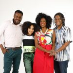 Duda Pimenta Instagram - Hoje chega ao fim mais um capítulo lindo, não apenas da novela, mas tbm de uma trajetória cheia de emoções, cheia de afeto, alegrias e de pessoas completamente empenhadas e apaixonadas por esse projeto chamado Poliana Moça. Queria começar dizendo que sou muito, muito grata por ter feito parte de algo tão incrível e que ficará para sempre marcado na história da televisão brasileira, muitíssimo obg @sbt @irisabravanelsbt @ricamantoanelli e todos os outros diretores e profissionais envolvidos por acreditarem no meu trabalho e me entregarem a maravilhosa missão de dar vida para essa personagem tão necessária e querida. Obrigada Kessya por sido uma companheira tão especial nessa jornada, você foi um presente que ganhei da vida e absolutamente tudo em você é maravilhoso, tenho certeza que você ficaria muito feliz em saber o tanto de meninas que amaram te conhecer e que tiverem na sua imagem e atitude uma inspiração transformadora. Não vejo a hora de te encontrar novamente só mais uma vezinha, afinal logo menos a gente se encontra no @polianaofilmeoficial Pra finalizar gostaria de agradecer a todos vocês, público e fãs da novela que garantiram não apenas uma, mas duas temporadas de sucesso, acompanhando até o fim a história desses personagens que tinham tanto para mostrar. Vocês realmente jogaram o jogo do contente com a gente e em nome de todos sintam-se abraçados e amados, vocês são incríveis.! Falando em elenco, aqui entramos numa parte que dá aquela leve emocionada, então vou resumir dizendo que amei conhecer e trabalhar com cada um de vocês, juntos viramos uma grande família que com certeza vai ficar para sempre guardada com muito carinho. Amo amo e amo 🩷 Poliana Moça termina hoje, mas o que fizemos ficará para sempre.