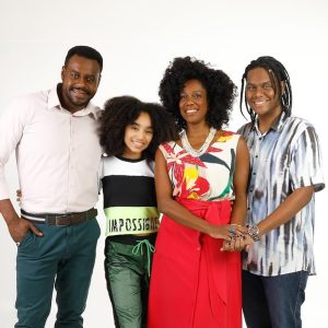 Duda Pimenta Instagram - Hoje chega ao fim mais um capítulo lindo, não apenas da novela, mas tbm de uma trajetória cheia de emoções, cheia de afeto, alegrias e de pessoas completamente empenhadas e apaixonadas por esse projeto chamado Poliana Moça.

Queria começar dizendo que sou muito, muito grata por ter feito parte de algo tão incrível  e que ficará para sempre marcado na história da televisão brasileira, muitíssimo obg @sbt @irisabravanelsbt @ricamantoanelli e todos os outros diretores e profissionais envolvidos por acreditarem no meu trabalho e me entregarem a maravilhosa missão de dar vida para essa personagem tão necessária e querida.

Obrigada Kessya por sido uma companheira tão especial nessa jornada, você foi um presente que ganhei da vida e absolutamente tudo em você é maravilhoso, tenho certeza que você ficaria muito feliz em saber o tanto de meninas que amaram te conhecer e que tiverem na sua imagem e atitude uma inspiração transformadora. Não vejo a hora de te encontrar novamente só mais uma vezinha, afinal logo menos a gente se encontra no @polianaofilmeoficial 

Pra finalizar gostaria de agradecer a todos vocês, público e fãs da novela que garantiram não apenas uma, mas duas temporadas de sucesso, acompanhando até o fim a história desses personagens que tinham tanto para mostrar. Vocês realmente jogaram o jogo do contente com a gente e em nome de todos sintam-se abraçados e amados, vocês são incríveis.!

Falando em elenco, aqui entramos numa parte que dá aquela leve emocionada, então vou resumir dizendo que amei conhecer e trabalhar com cada um de vocês, juntos viramos uma grande família que com certeza vai ficar para sempre guardada com muito carinho. Amo amo e amo 🩷

Poliana Moça termina hoje, mas o que fizemos ficará para sempre.