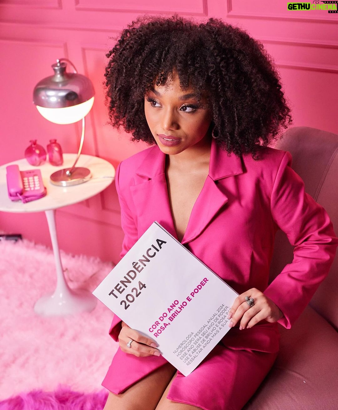 Duda Pimenta Instagram - Para 2024 eu quero brilhar, e os astros me disseram que esse é o ano do brilho ultragloss. Me inspirei nesse mood para já começar o ano com tudo!! gostaram? #Lorealparis #lorealparisHairCare @lorealparis #Elseve #publi