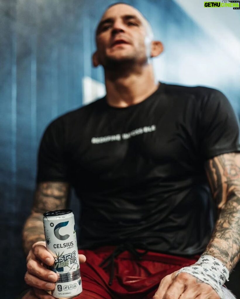 Dustin Poirier Instagram - Huge thanks to @celsiusofficial for the support and for fueling me through another training camp!! Let's get it Miami!!! 📸- @dannymosaic #livefit American Top Team