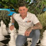 Dustin Poirier Instagram – Wearable art @robertgrahamnyc ♟♞

#PaidInFull #ElDiamante The Bahamas