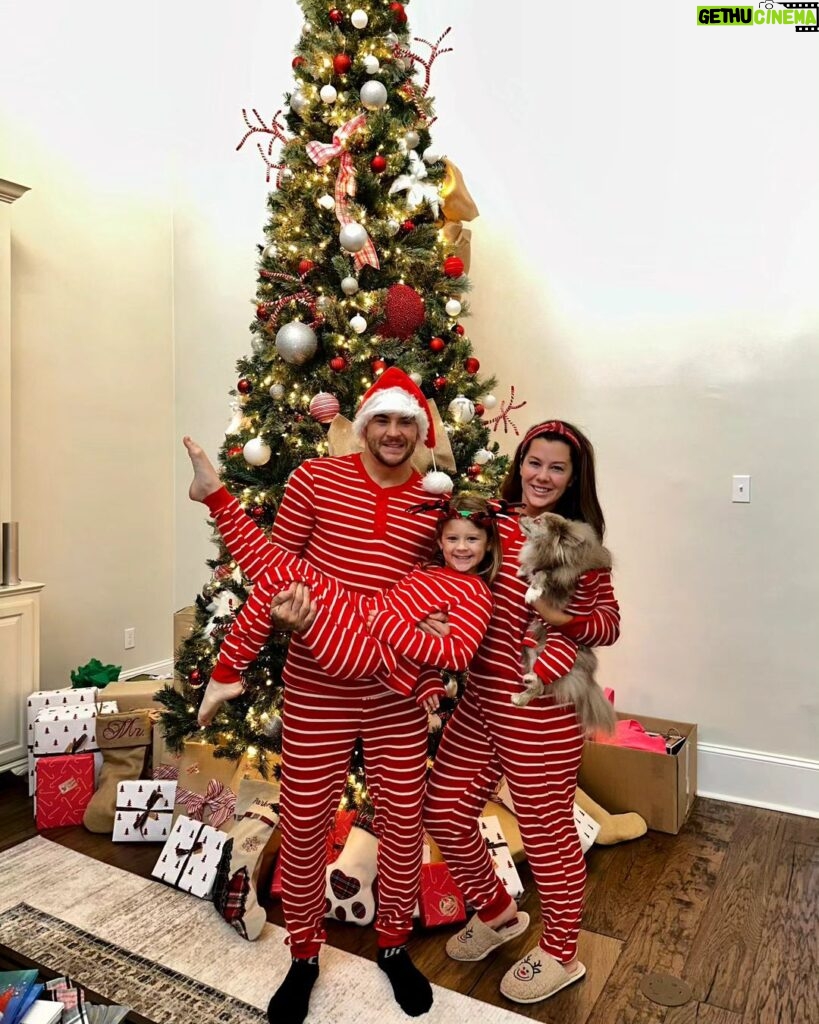 Dustin Poirier Instagram - A day late but Merry Christmas errybody!!
